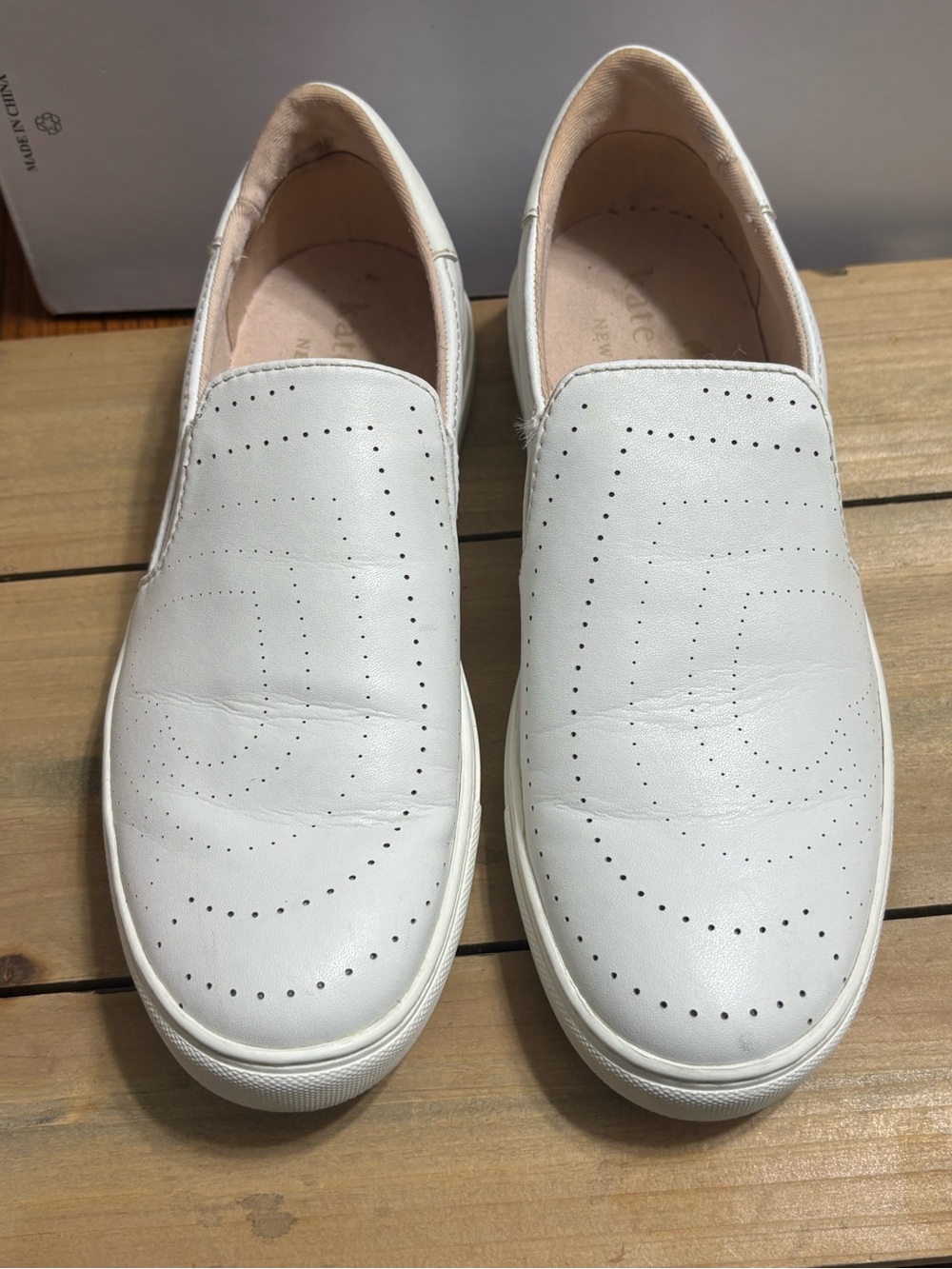 kate spade NY Azores White Perforated Leather Slip-On Loafers  a "6" best R $160